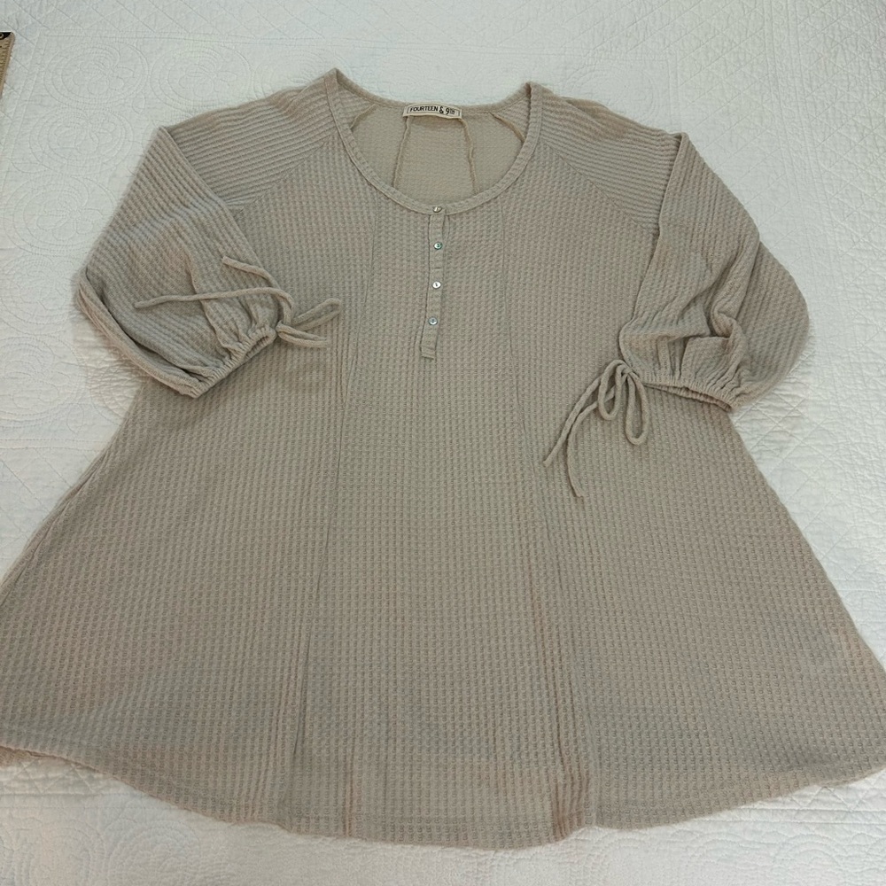 Lizard Thicket NWT Cream Puff Sleeve Blouse with Tie Front and Ribbed Texture.